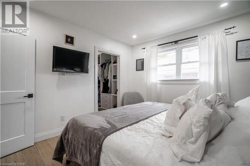 316 East 42Nd Street, Hamilton, ON - Indoor Photo Showing Bedroom