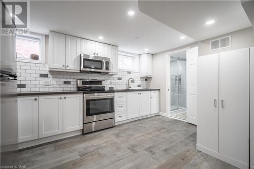 316 East 42Nd Street, Hamilton, ON - Indoor Photo Showing Kitchen