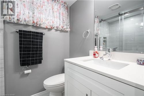 316 East 42Nd Street, Hamilton, ON - Indoor Photo Showing Bathroom