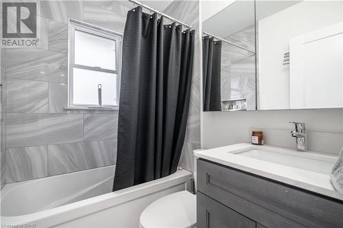 316 East 42Nd Street, Hamilton, ON - Indoor Photo Showing Bathroom