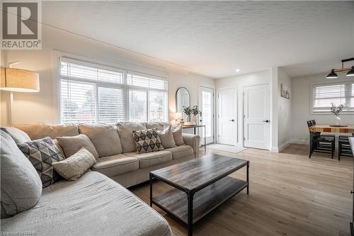 316 East 42Nd Street, Hamilton, ON - Indoor Photo Showing Living Room