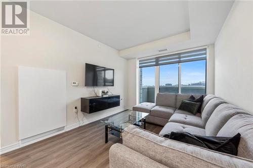 2750 King Street E Unit# 215, Hamilton, ON - Indoor Photo Showing Living Room