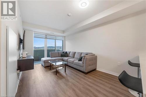 2750 King Street E Unit# 215, Hamilton, ON - Indoor Photo Showing Living Room