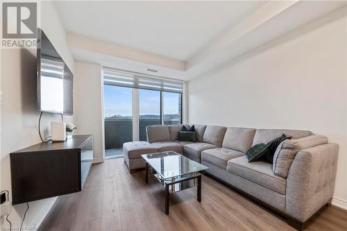 2750 King Street E Unit# 215, Hamilton, ON - Indoor Photo Showing Living Room