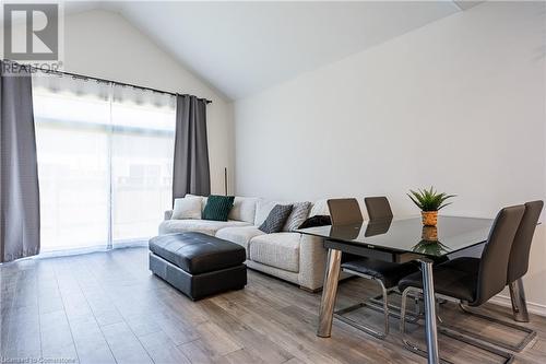 39 Cosmopolitan Common, St. Catharines, ON - Indoor Photo Showing Living Room