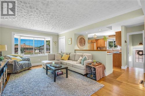 17 Parkdale Drive, Thorold, ON - Indoor Photo Showing Living Room