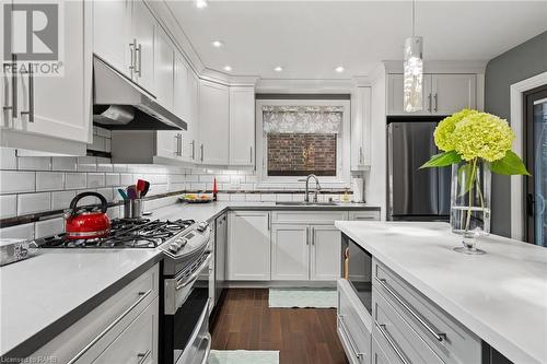 39 Belair Drive, St. Catharines, ON - Indoor Photo Showing Kitchen With Upgraded Kitchen