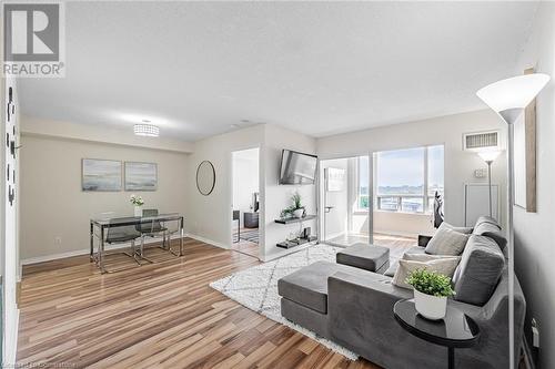 135 Hillcrest Avenue Unit# 1014, Mississauga, ON - Indoor Photo Showing Living Room