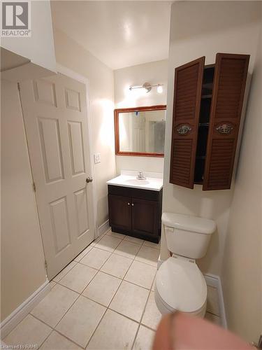 4 piece bathroom - 15 Sherman Avenue S, Hamilton, ON - Indoor Photo Showing Bathroom