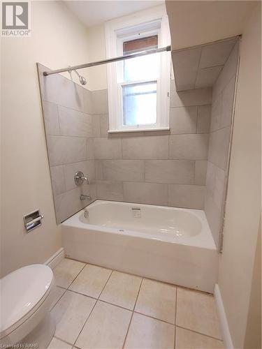 4 piece bathroom - 15 Sherman Avenue S, Hamilton, ON - Indoor Photo Showing Bathroom