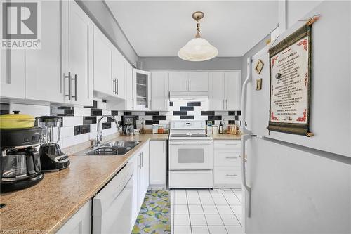 985 Limeridge Road E Unit# 32, Hamilton, ON - Indoor Photo Showing Kitchen With Double Sink