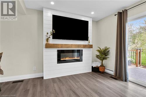 125 Livingston Avenue Unit# 16, Grimsby, ON - Indoor Photo Showing Living Room With Fireplace