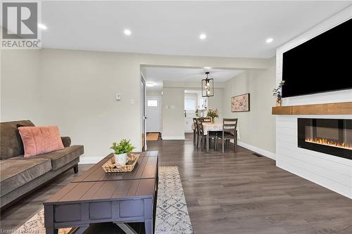 125 Livingston Avenue Unit# 16, Grimsby, ON - Indoor Photo Showing Living Room With Fireplace