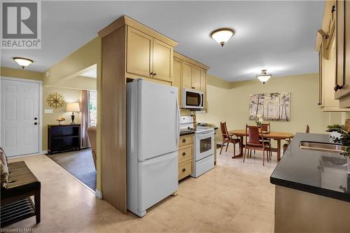 48 Emily Street, Grimsby, ON - Indoor Photo Showing Kitchen