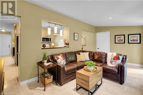 48 Emily Street, Grimsby, ON - Indoor Photo Showing Living Room