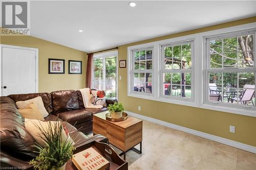 48 Emily Street, Grimsby, ON - Indoor Photo Showing Living Room