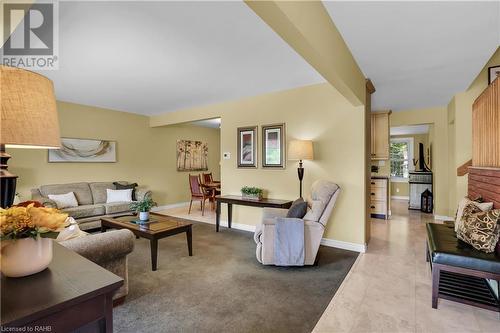 48 Emily Street, Grimsby, ON - Indoor Photo Showing Living Room