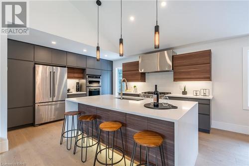 675 Scenic Drive, Hamilton, ON - Indoor Photo Showing Kitchen With Upgraded Kitchen