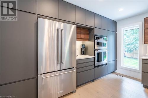 675 Scenic Drive, Hamilton, ON - Indoor Photo Showing Kitchen