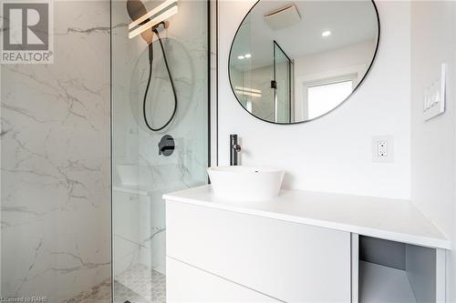 675 Scenic Drive, Hamilton, ON - Indoor Photo Showing Bathroom