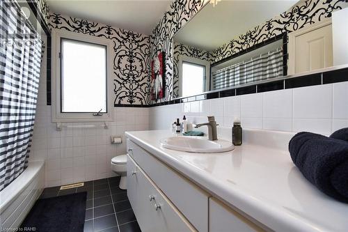 43 Glenayr Street, Hamilton, ON - Indoor Photo Showing Bathroom