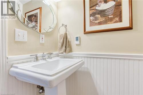 341 Main Street W, Grimsby, ON - Indoor Photo Showing Bathroom