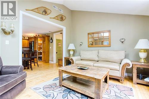 341 Main Street W, Grimsby, ON - Indoor Photo Showing Living Room