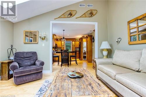 341 Main Street W, Grimsby, ON - Indoor Photo Showing Living Room