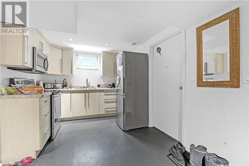 29 Clarendon Avenue, Hamilton, ON - Indoor Photo Showing Kitchen