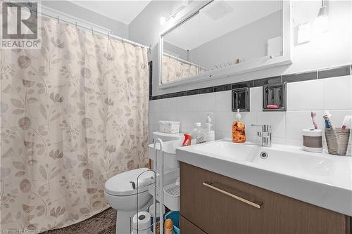 29 Clarendon Avenue, Hamilton, ON - Indoor Photo Showing Bathroom