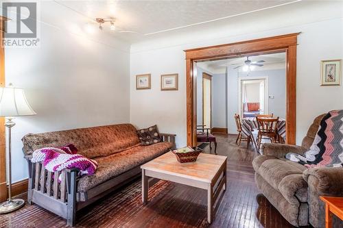 25 Chestnut Avenue, Hamilton, ON - Indoor Photo Showing Living Room