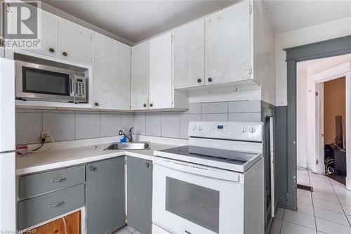 25 Chestnut Avenue, Hamilton, ON - Indoor Photo Showing Kitchen