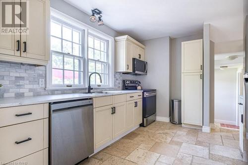 58 Hillcrest Avenue, Hamilton, ON - Indoor Photo Showing Kitchen