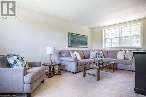 58 Hillcrest Avenue, Hamilton, ON - Indoor Photo Showing Living Room