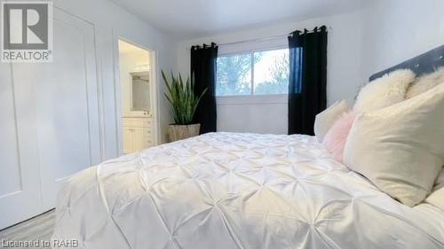 179 Orchard Drive, Ancaster, ON - Indoor Photo Showing Bedroom