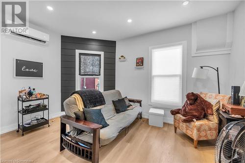 262 Robert Street, Hamilton, ON - Indoor Photo Showing Living Room