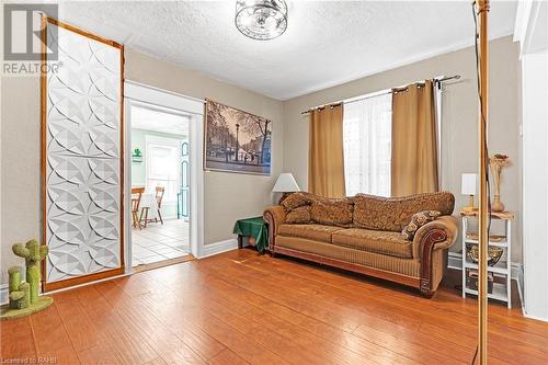 107 Maple Avenue, Welland, ON - Indoor Photo Showing Living Room