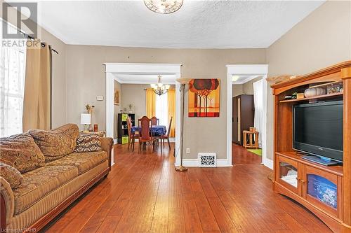 107 Maple Avenue, Welland, ON - Indoor Photo Showing Living Room