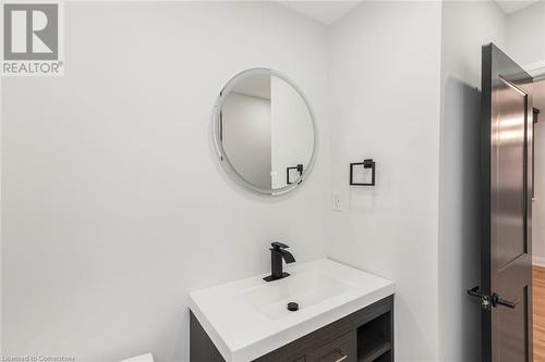 284 Grosvenor Avenue N, Hamilton, ON - Indoor Photo Showing Bathroom