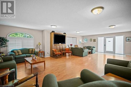 216 Plains Road W Unit# D307, Burlington, ON - Indoor Photo Showing Living Room