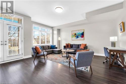 2082 Pine Street, Burlington, ON - Indoor Photo Showing Living Room