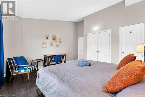 2082 Pine Street, Burlington, ON - Indoor Photo Showing Bedroom