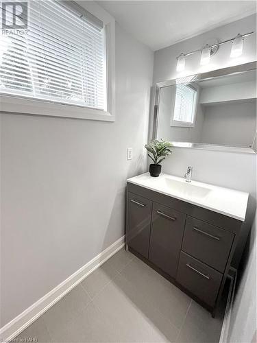 87 Locheed Drive, Hamilton, ON - Indoor Photo Showing Bathroom