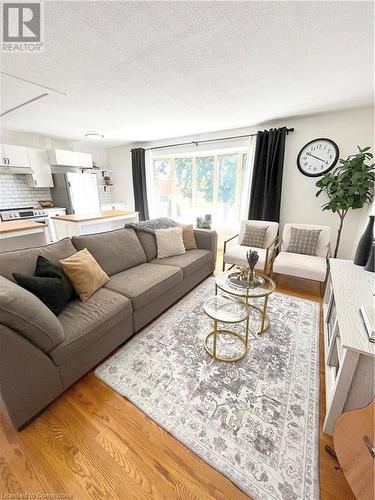 87 Locheed Drive, Hamilton, ON - Indoor Photo Showing Living Room