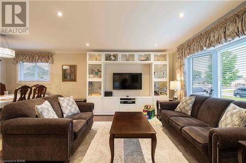 65 Blueridge Crescent, Brantford, ON - Indoor Photo Showing Living Room