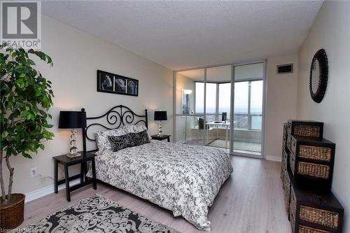 1276 Maple Crossing Boulevard Unit# 1508, Burlington, ON - Indoor Photo Showing Bedroom