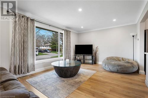 6146 Monterey Avenue, Niagara Falls, ON - Indoor Photo Showing Living Room