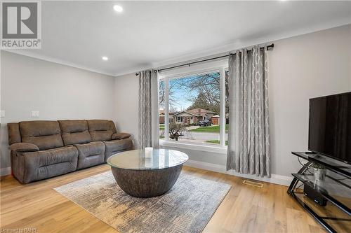 6146 Monterey Avenue, Niagara Falls, ON - Indoor Photo Showing Living Room