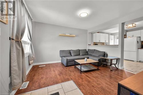 174 Grace Avenue, Hamilton, ON - Indoor Photo Showing Living Room