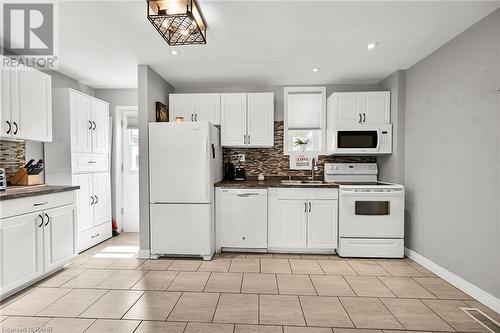 174 Grace Avenue, Hamilton, ON - Indoor Photo Showing Kitchen